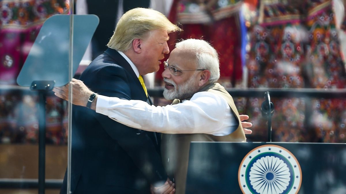 Trump v Indii rozdává úsměvy a lásku. Zatím sklidil jeden trapas